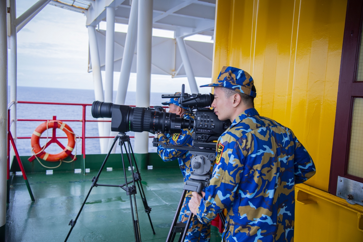 Nhà giàn DK.14 luyện tập các phương án tuyên truyền đặc biệt khi có tàu nước ngoài vào khu vực