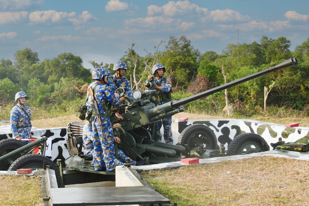 Cán bộ, chiến sĩ Đại đội 84, Tiểu đoàn 553 trực sẵn sàng chiến đấu trên trận địa
