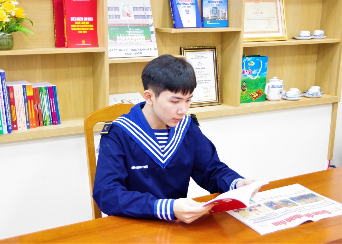 Hạ sĩ Nguyễn Trung Trực thường xuyên đọc sách báo, nâng cao kiến thức, hiểu biết.