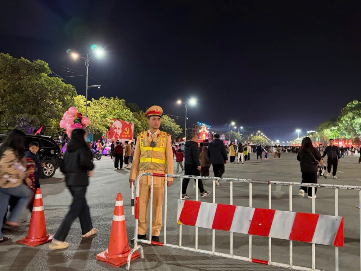 Càng đến gần thời khắc chuyển giao giữa năm cũ sang năm mới, lượng người đổ dồn về Quảng Trường Hùng Vương ngày càng đông hơn.