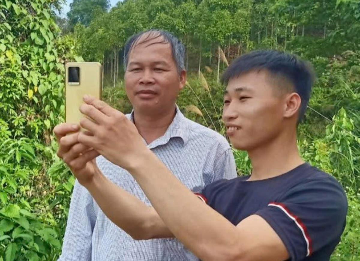 Thành viên tổ công nghệ số cộng đồng hướng dẫn người dân cài đặt ứng dụng VNeID.