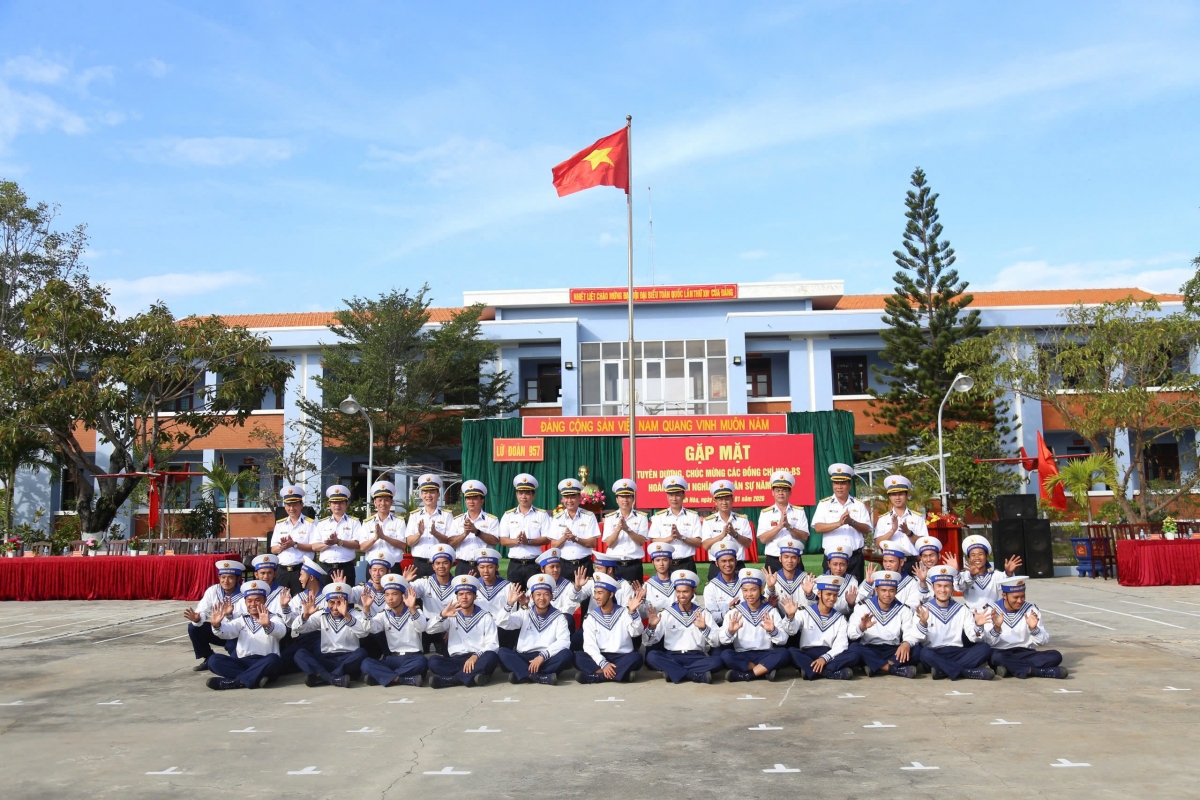 Chuẩn Đô đốc Nguyễn Anh Tuấn, Tư lệnh Vùng 4 chụp ảnh lưu niệm với các chiến sĩ