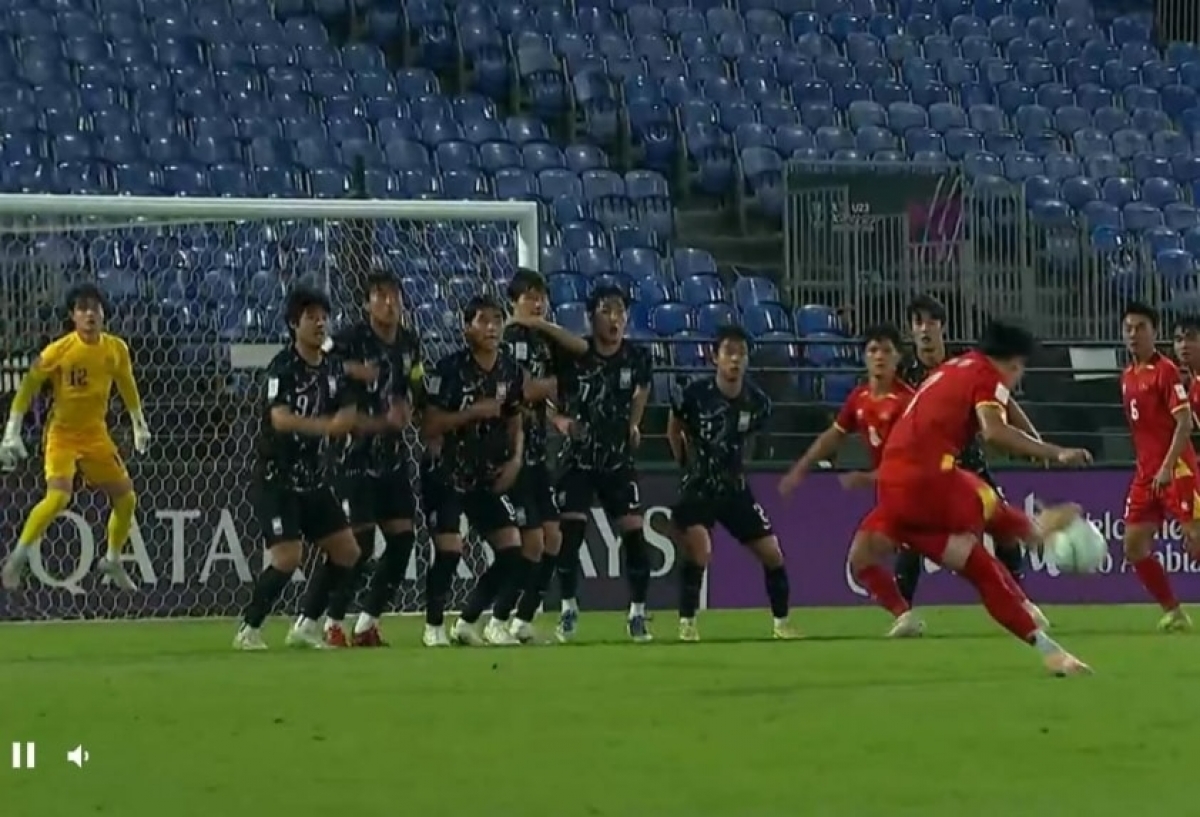 Nguyễn Đình Bắc sút phạt đưa U23 Việt Nam vươn lên dẫn trước 2-1. Ảnh chụp màn hình