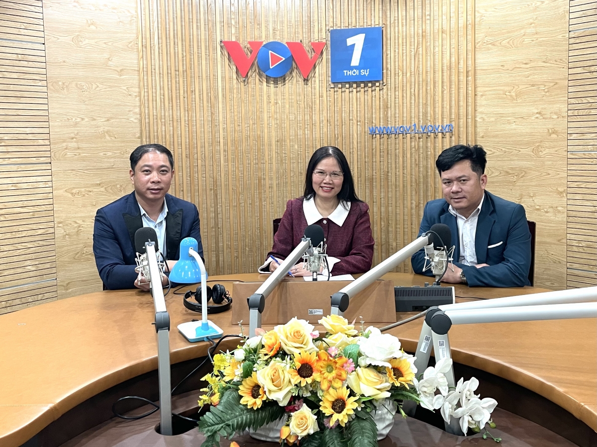 Biên tập viên Anh Tú và hai vị khách mời