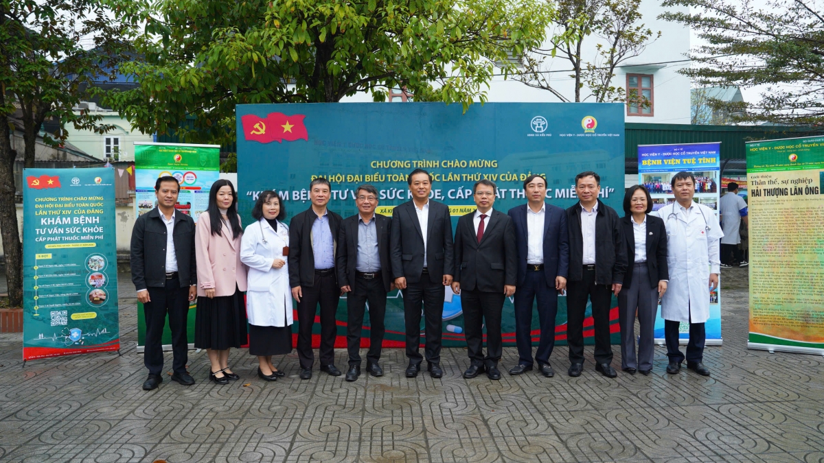 Lãnh đạo Sở Y tế Hà Nội cùng tập thể cán bộ lãnh đạo, các khoa phòng, đoàn thể Học viện Y dược học cổ truyền Việt Nam tại Chương trình khám sức khỏe, tư vấn, cấp thuốc miễn phí cho người dân xã Kiều Phú, Hà Nội