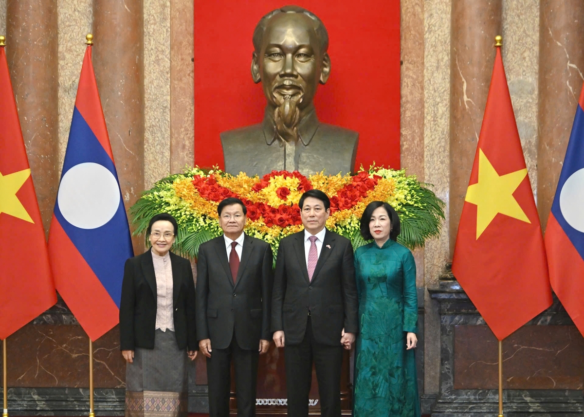 Chủ tịch nước Lương Cường và Phu nhân cùng Tổng Bí thư, Chủ tịch nước Lào Thongloun Sisoulith và Phu nhân