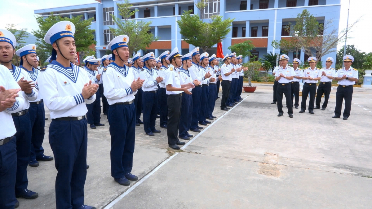 Cán bộ, chiến sĩ cùng hát bài "Vì Nhân dân quên mình"