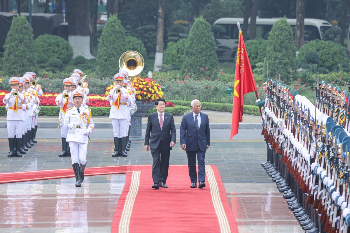 Chủ tịch nước Lương Cường và Chủ tịch Hội đồng châu Âu António Costa duyệt đội danh dự