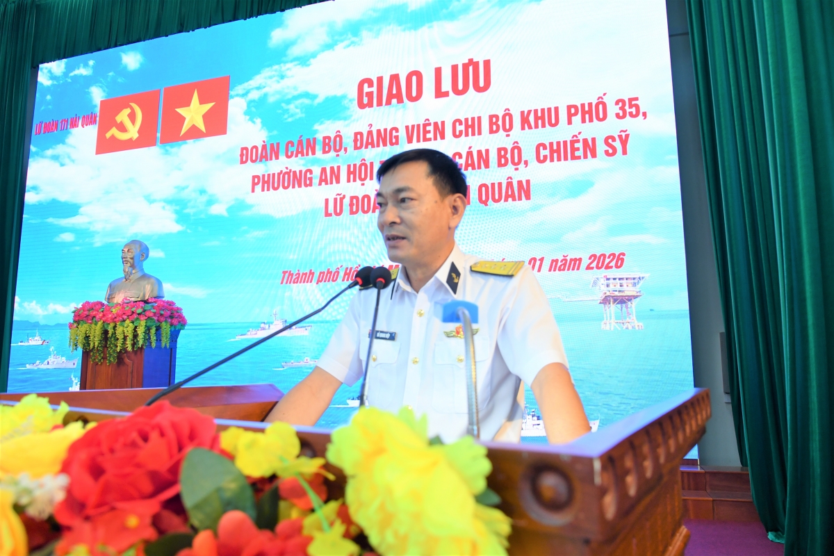 Thượng tá Đỗ Quang Hiệp, Phó Chính ủy Lữ đoàn phát biểu tại buổi giao lưu