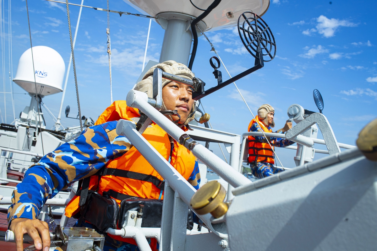 Những giọt mô hôi thấm đẫm trên khuôn mặt cán bộ, chiến sĩ Tàu 273, Lữ đoàn 167, với quyết tâm bảo vệ vững chắc từ hướng biển