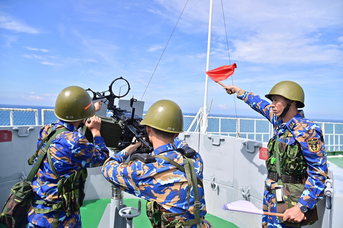 Các nhà giàn DK1 tăng cường huấn luyện, sẵn sàng chiến đấu, bảo vệ bình yên từ hướng biển