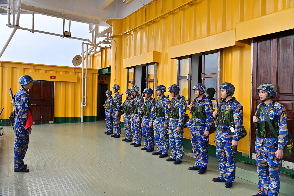 Công tác quán triệt, phổ biến yêu cầu nhiệm vụ trực sẵn sàng chiến đấu trong dịp diễn ra Đại hội trên các nhà giàn DK1