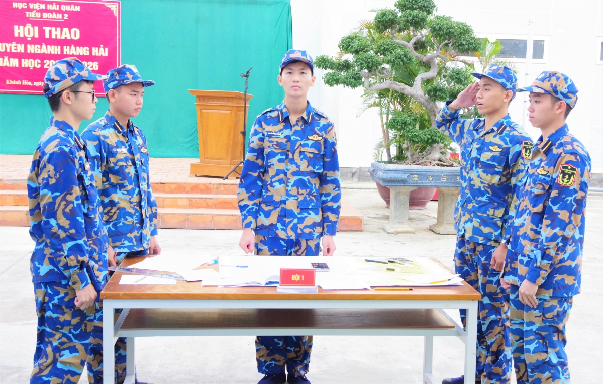 Đội thi thực hành báo cáo công tác chuẩn bị chiến đấu, chuẩn bị đi biển cho thuyền trưởng