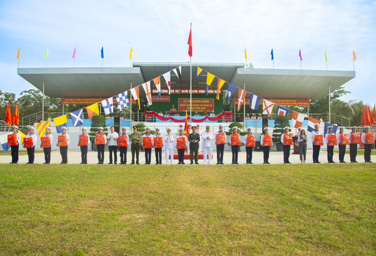 Thủ trưởng Bộ Tư lệnh Vùng 2 Hải quân tặng quà cho các chiến sĩ hoàn thành nhiệm vụ trở về địa phương