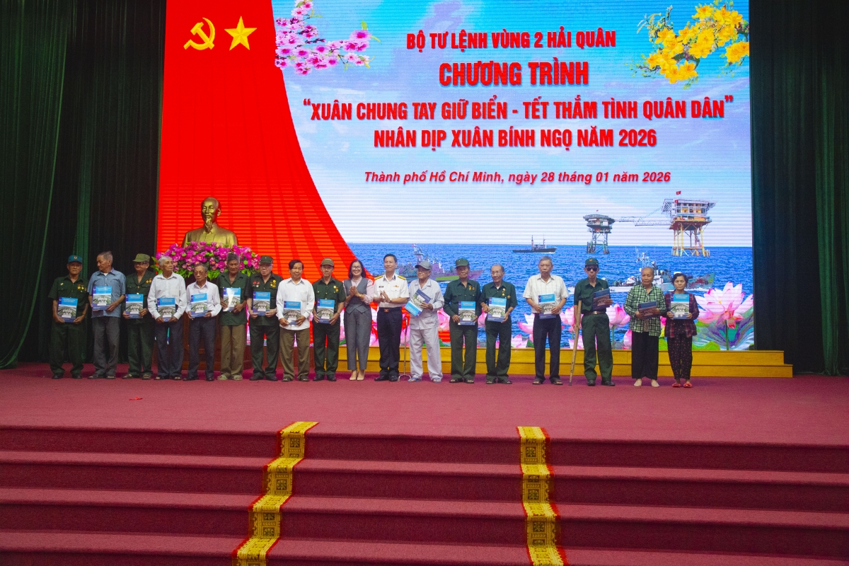 Thủ trưởng Vùng 2 Hải quân trao qua cho các gia định chính sách trên địa bàn xã Long Sơn