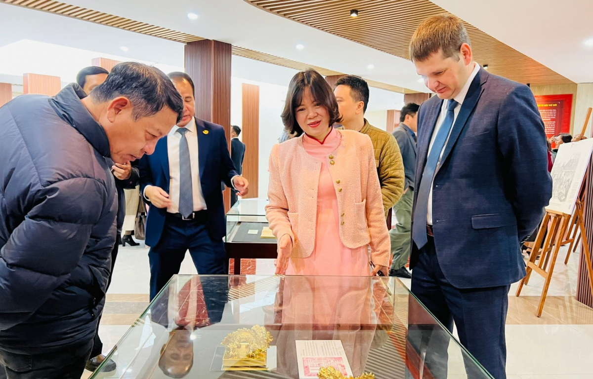 Không gian giới thiệu Di sản tư liệu thế giới và tài liệu lưu trữ quốc gia tiêu biểu vừa ra mắt sáng nay, tại Hà Nội. (Ảnh: Mai Mai/Vietnam+)