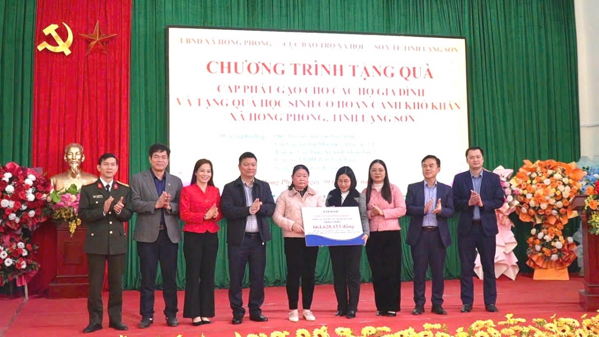 Đại diện Công ty Cổ phần Everpia trao biển hỗ trợ cho trẻ em tỉnh Lạng Sơn