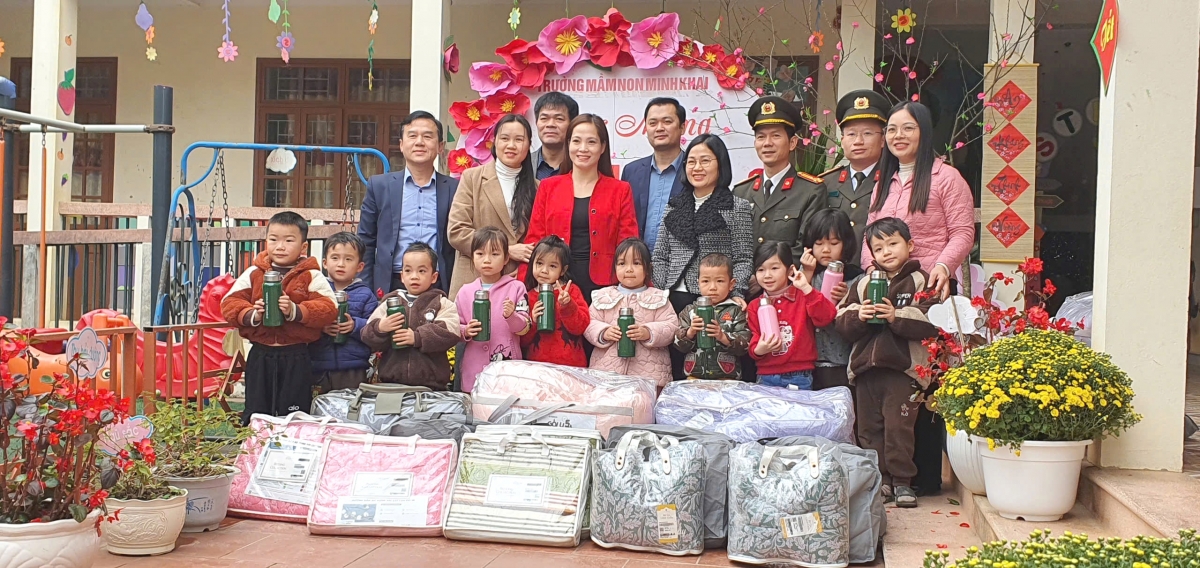 Lãnh đạo Quỹ Bảo trợ trẻ em Việt Nam và đại diện Công ty Cổ phần Everpia tặng quà cho học sinh Trường Mầm non Minh Khai nhân dịp tết Nguyên Đán