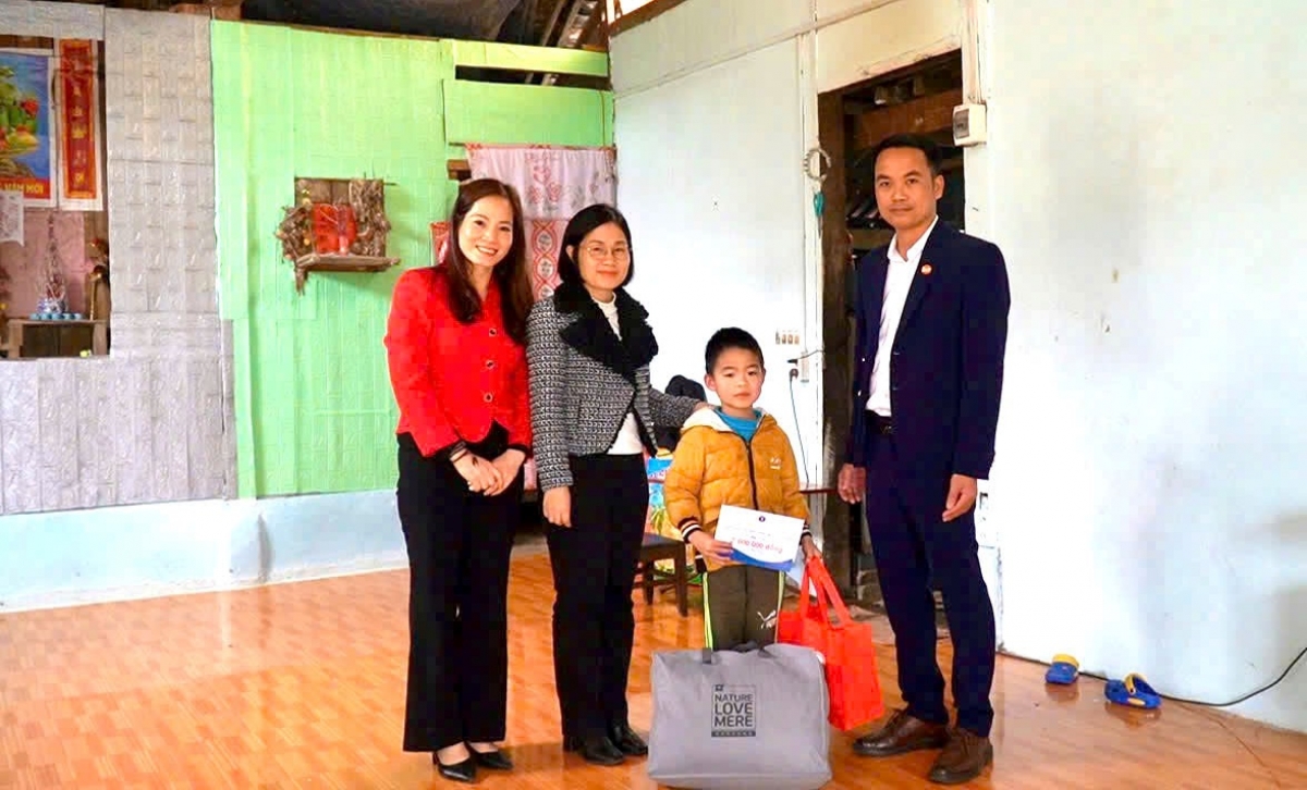 Lãnh đạo Quỹ Bảo trợ trẻ em Việt Nam và đại diện Công ty Cổ phần Everpia tặng quà cho học sinh vùng cao Lạng Sơn nhân dịp tết Nguyên Đán