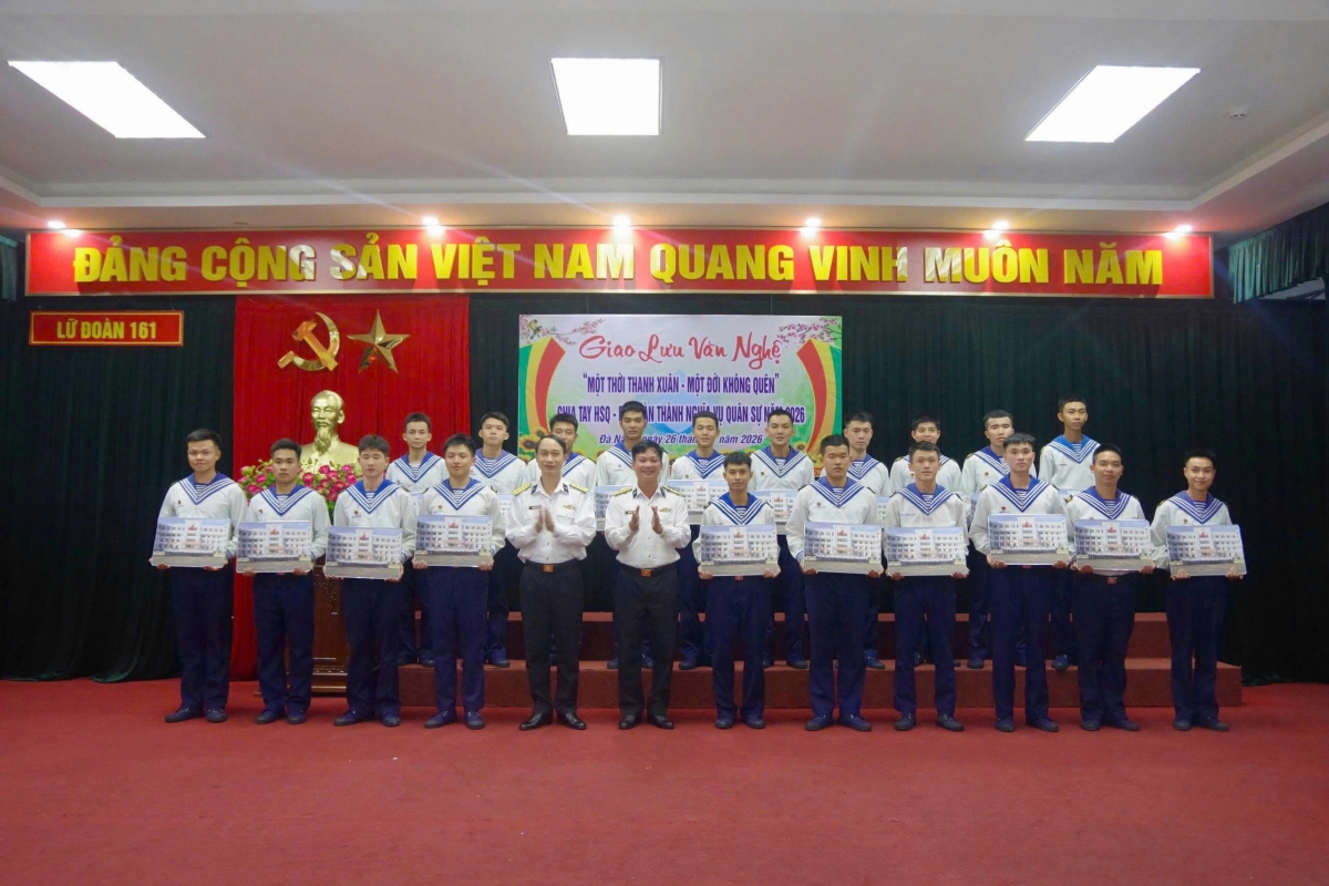 Đại diện Chỉ huy Lữ đoàn 161 tặng các chiến sĩ những món quà ý nghĩa