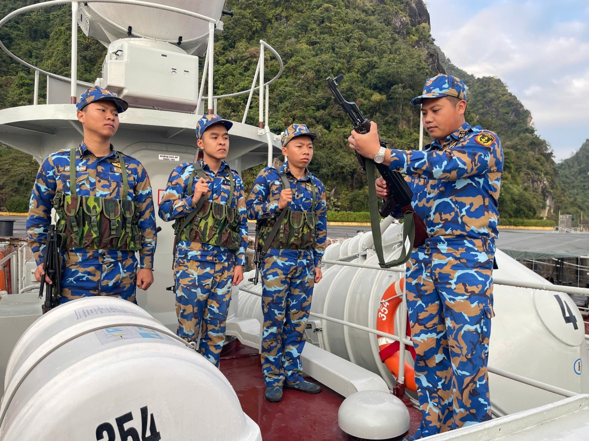 Cán bộ, chiến sĩ Lữ đoàn 170, Vùng 1 Hải quân thực hiện nhiệm vụ trực SSCĐ