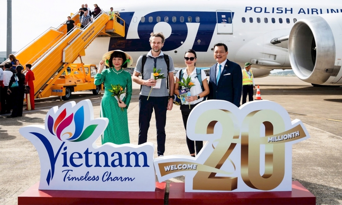 Việt Nam đón vị khách quốc tế thứ 20 triệu đến du lịch trong năm 2025.