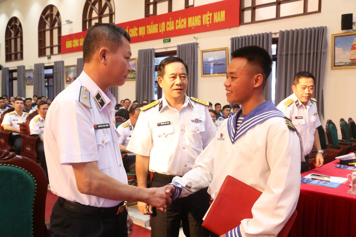 Chuẩn Đô đốc Nguyễn Anh Tuấn gặp gỡ, động viên chiến sĩ hoàn thành xuất sắc nhiệm vụ