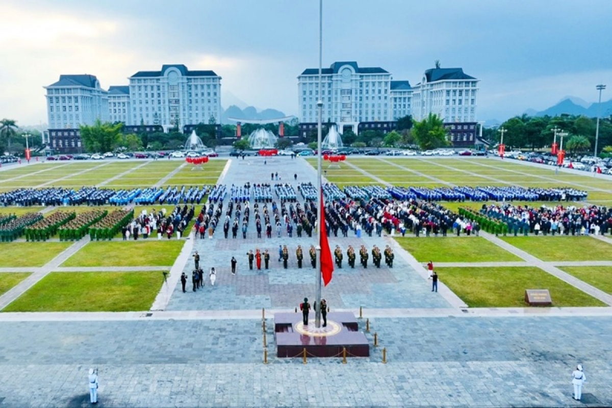 Tại lễ chính ở Quảng trường Nhân dân tỉnh Lai Châu có gần 3.000 người tham gia.