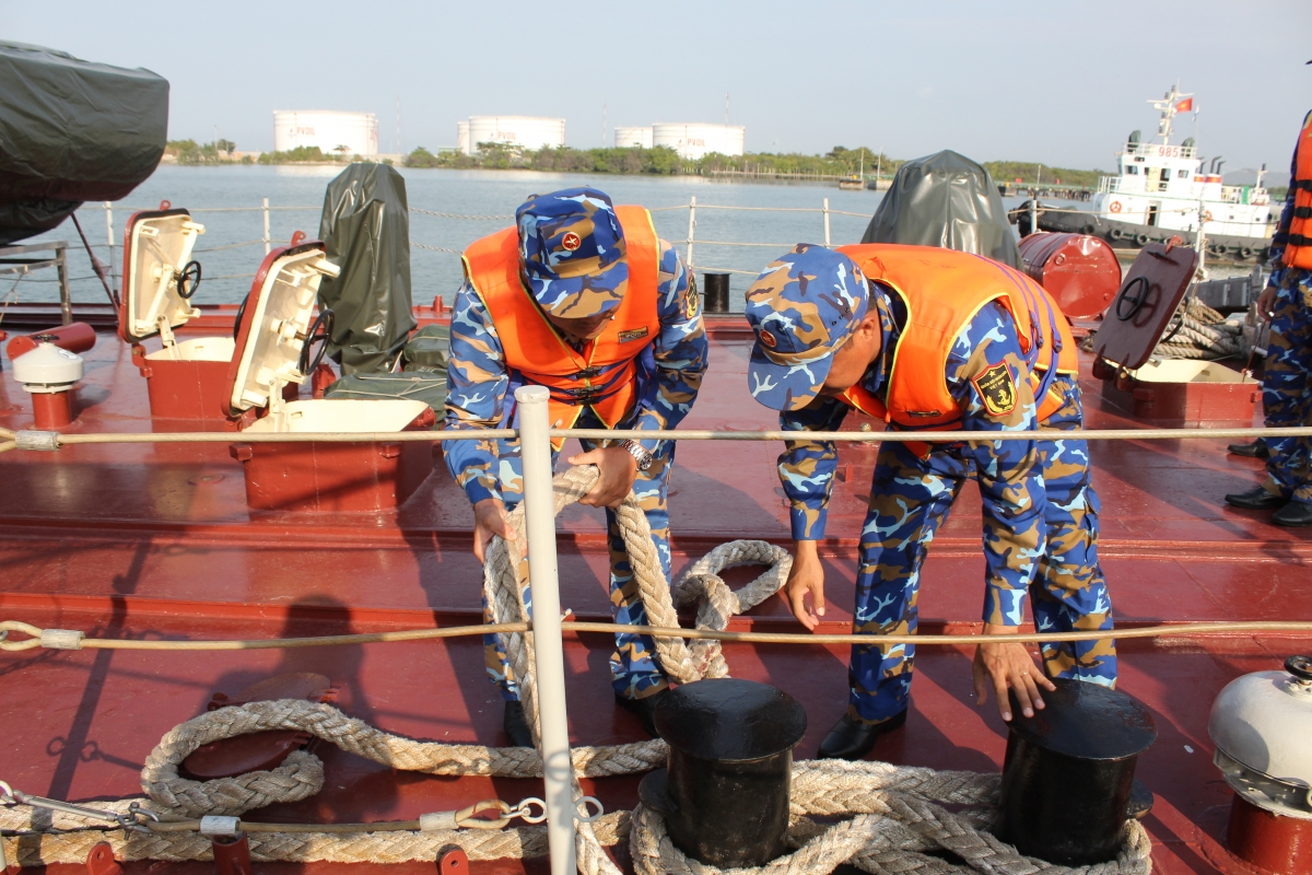 Thủy thủ Tàu 17 làm công tác chuẩn bị rời bến