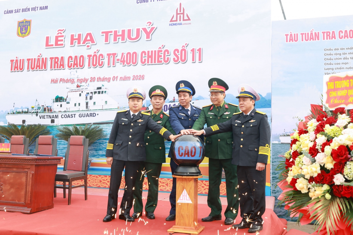 Các đại biểu thực hiện nghi thức phát lệnh hạ thủy tàu TT-400 chiếc số 11.