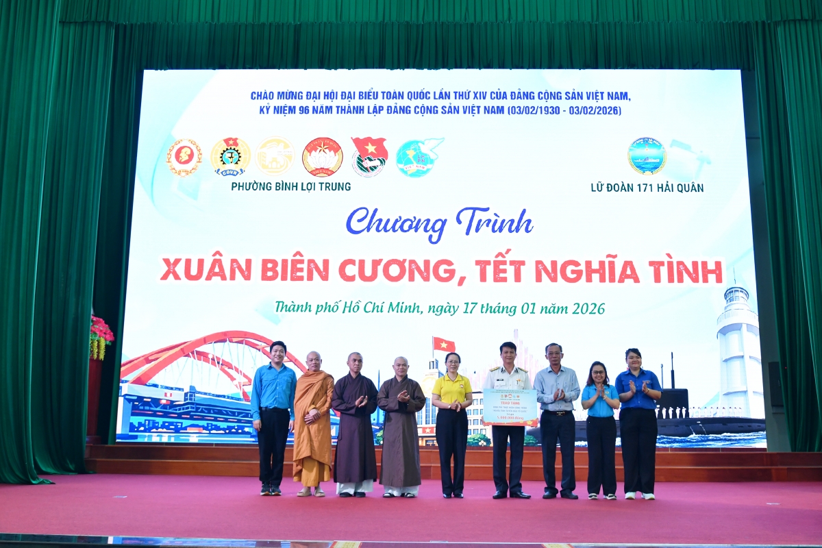 Đại diện 3 phường Bình Lợi Trung, phường Bình Quới và phường Bình Thạnh trao tặng các phần quà cho Lữ đoàn