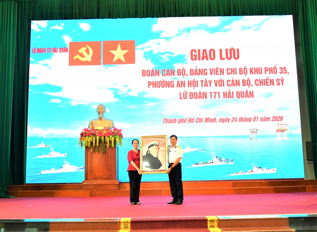 Đại diện Chi bộ Khu phố 35, phường An Hội Tây tặng quà Lữ đoàn