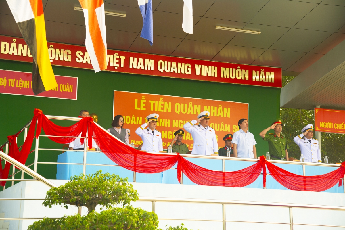 Các đại biểu chào cờ trong diễu duyệt đội ngũ