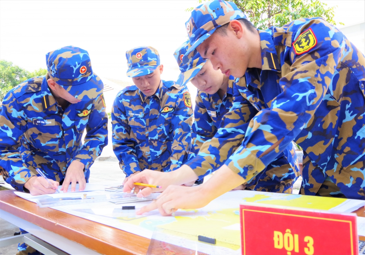 Đội thi Lớp chuyên ngành Hàng hải tác nghiệp trên hải đồ