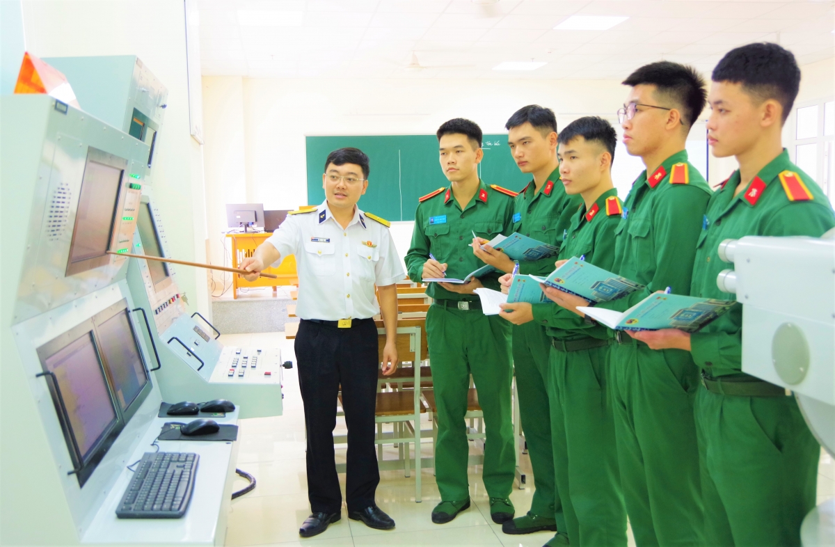 Học viên liên kết chuyên ngành Tên lửa (Học viện Kỹ thuật Quân sự) học thực hành tại phòng học chuyên dùng Khoa Tên lửu - Pháo tàu