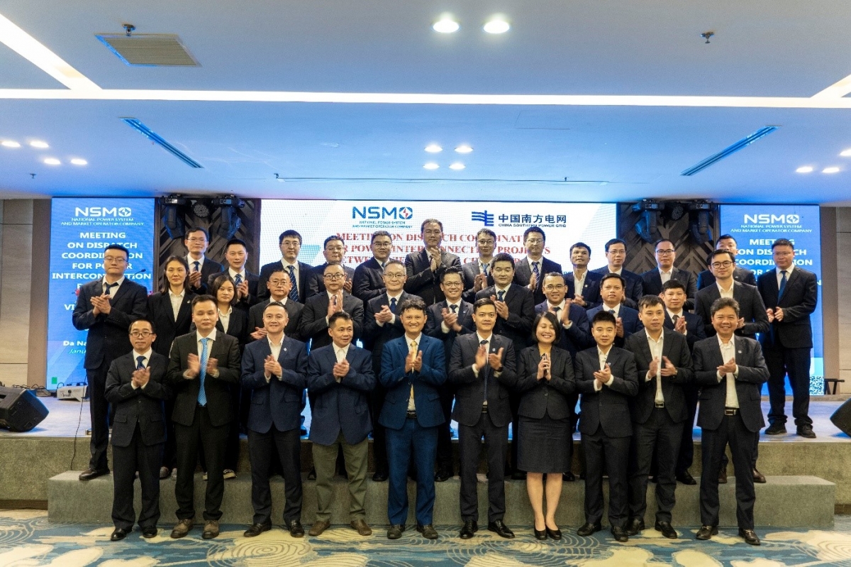 Lãnh đạo, chuyên gia, kỹ sư vận hành hai nước dự Hội nghị phối hợp vận hành lưới điện liên kết Việt Nam – Trung Quốc chụp hình lưu niệm