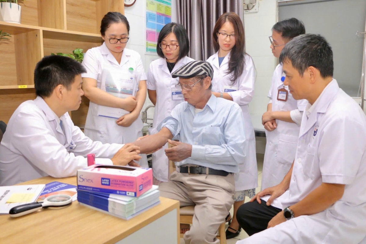 PGS.TS Lê Hữu Danh và các đồng nghiệp khám cho bệnh nhân tại buổi lễ khai trương Phòng khám chuyên đề bệnh vảy nến tại Bệnh viện Da liễu Hà Nội