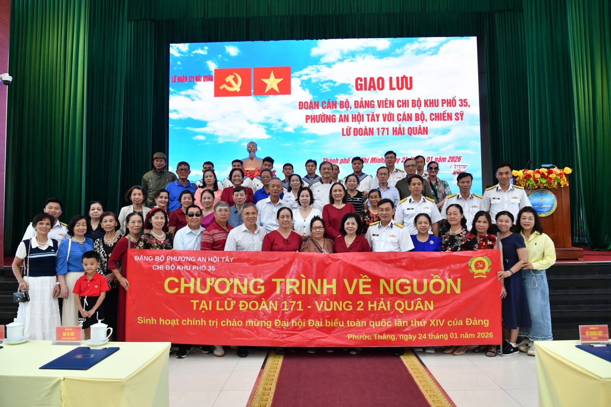 Cán bộ, đảng viên Chi bộ Khu phố 35, phường An Hội Tây chụp ảnh lưu niệm với cán bộ, chiến sĩ Lữ đoàn 171