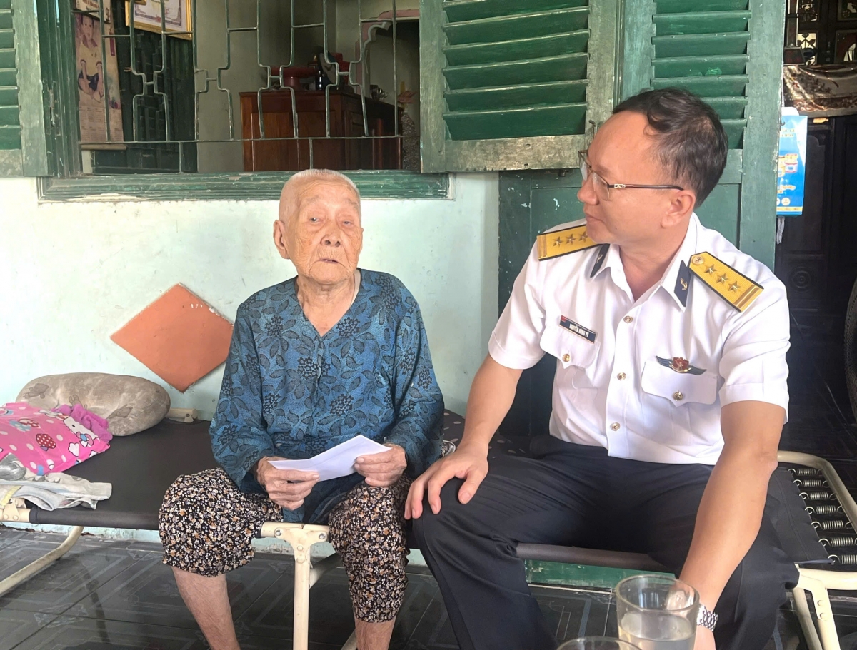 Thượng tá Nguyễn Hùng Vỹ, Phó Chính ủy Trung tâm Bảo đảm Kỹ thuật thăm, tặng quà gia đình Mẹ liệt sĩ Nguyễn Thị Thôi