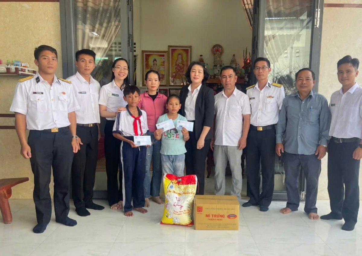 Đoàn cơ sở Lữ đoàn 167 phối hợp với đơn vị kết nghĩa tặng quà các cháu là con ngư dân có hoàn cảnh khó khăn do Lữ đoàn nhận đỡ đầu