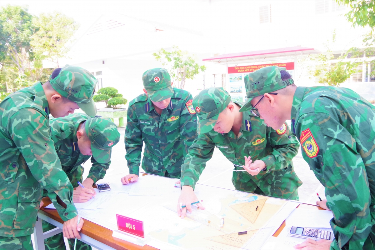 Đội thi Lớp Biên phòng tác nghiệp trên hải đồ