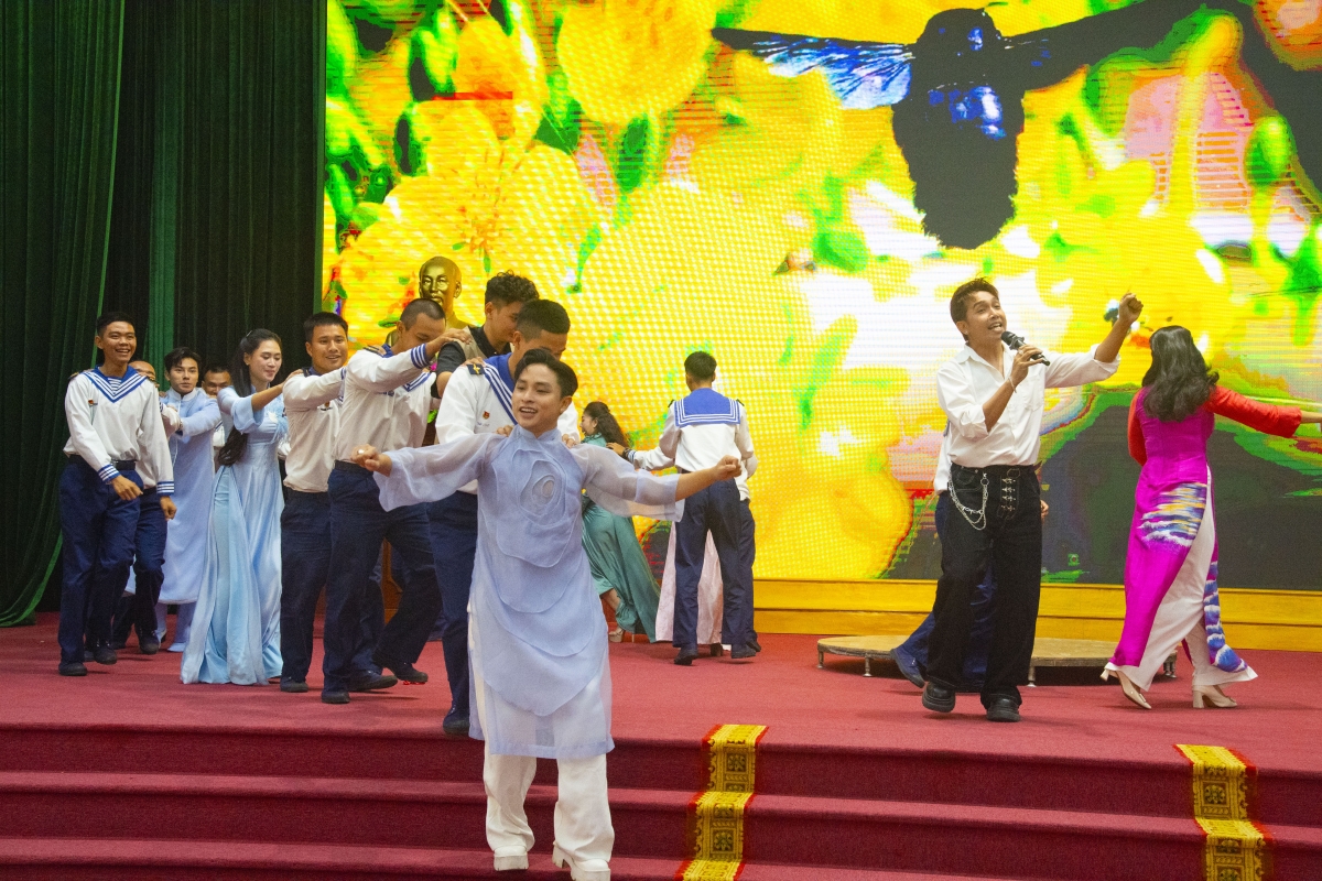 Ca sĩ Jee Trần biểu diễn tiết mục văn nghệ cùng các chiến sĩ Vùng 2 Hải quân