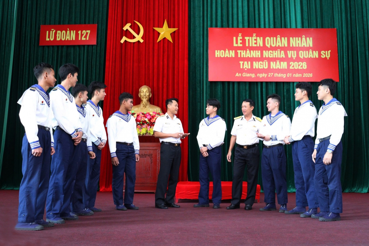 Thủ trưởng Lữ đoàn 127 động viên các quân nhân hoàn thành nghĩa vụ quân sự trở về địa phương