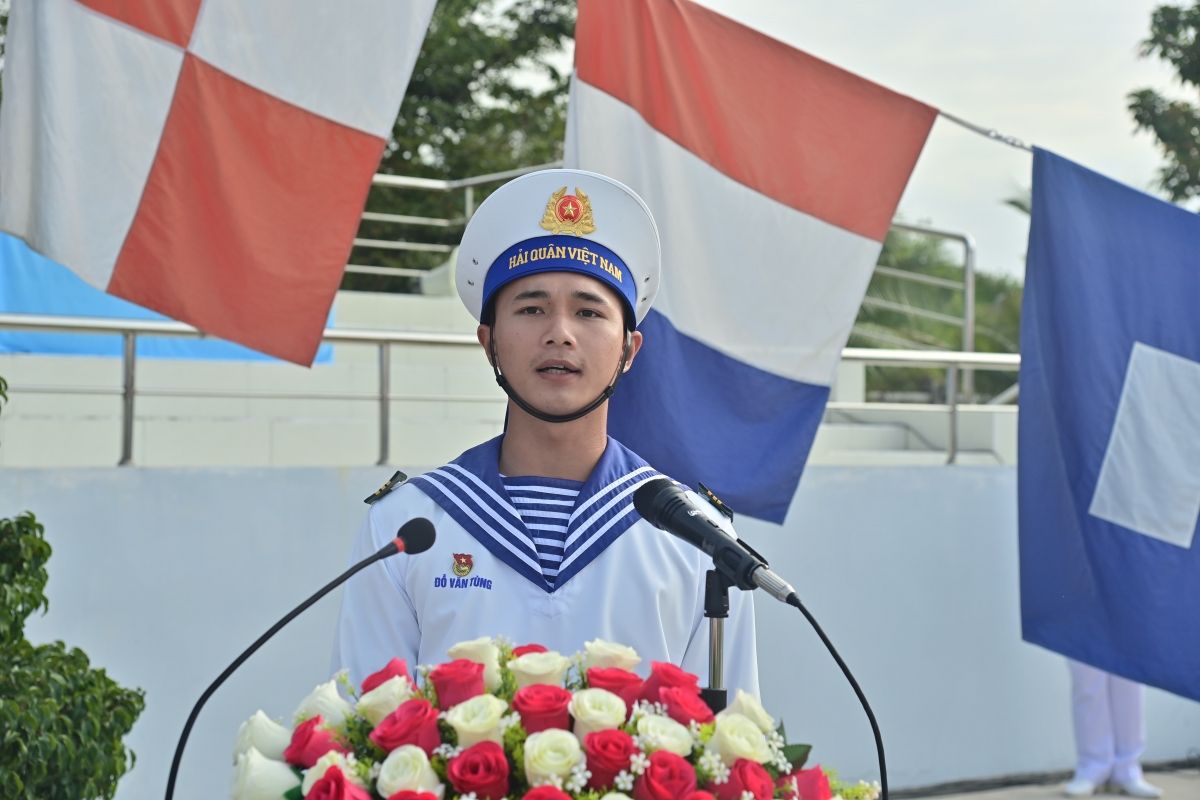 Thượng sĩ Đỗ Văn Tùng, chiến sĩ Vệ binh, Phòng Tham mưu, Lữ đoàn 167  phát biểu hứa hẹn tại buổi Lễ