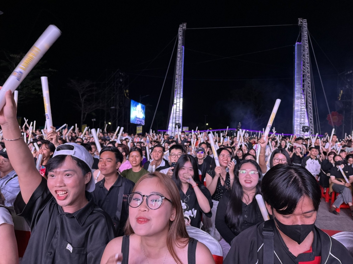 Hàng nghìn người dân và du khách hòa nhịp Countdown chào năm mới 2026 tại Cần Thơ.