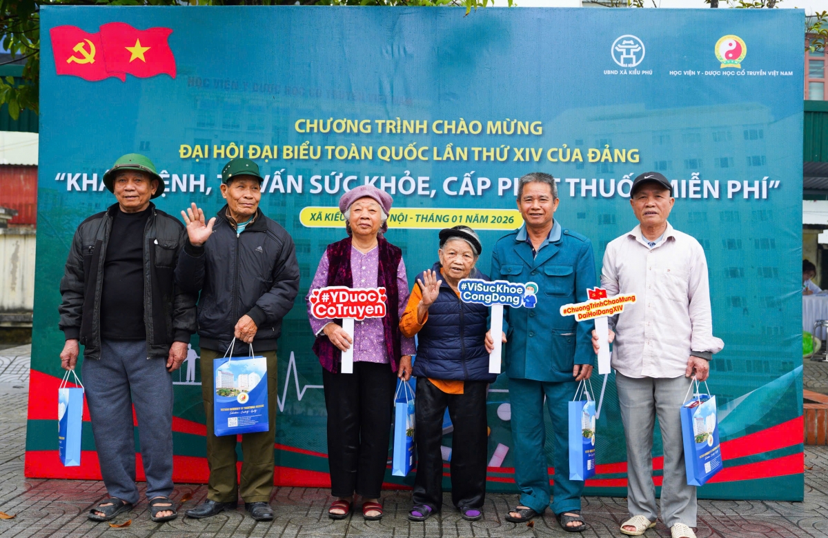 Ngoài khám, tư vấn miễn phí, các bệnh nhân còn nhận được phần quà tặng của chương trình