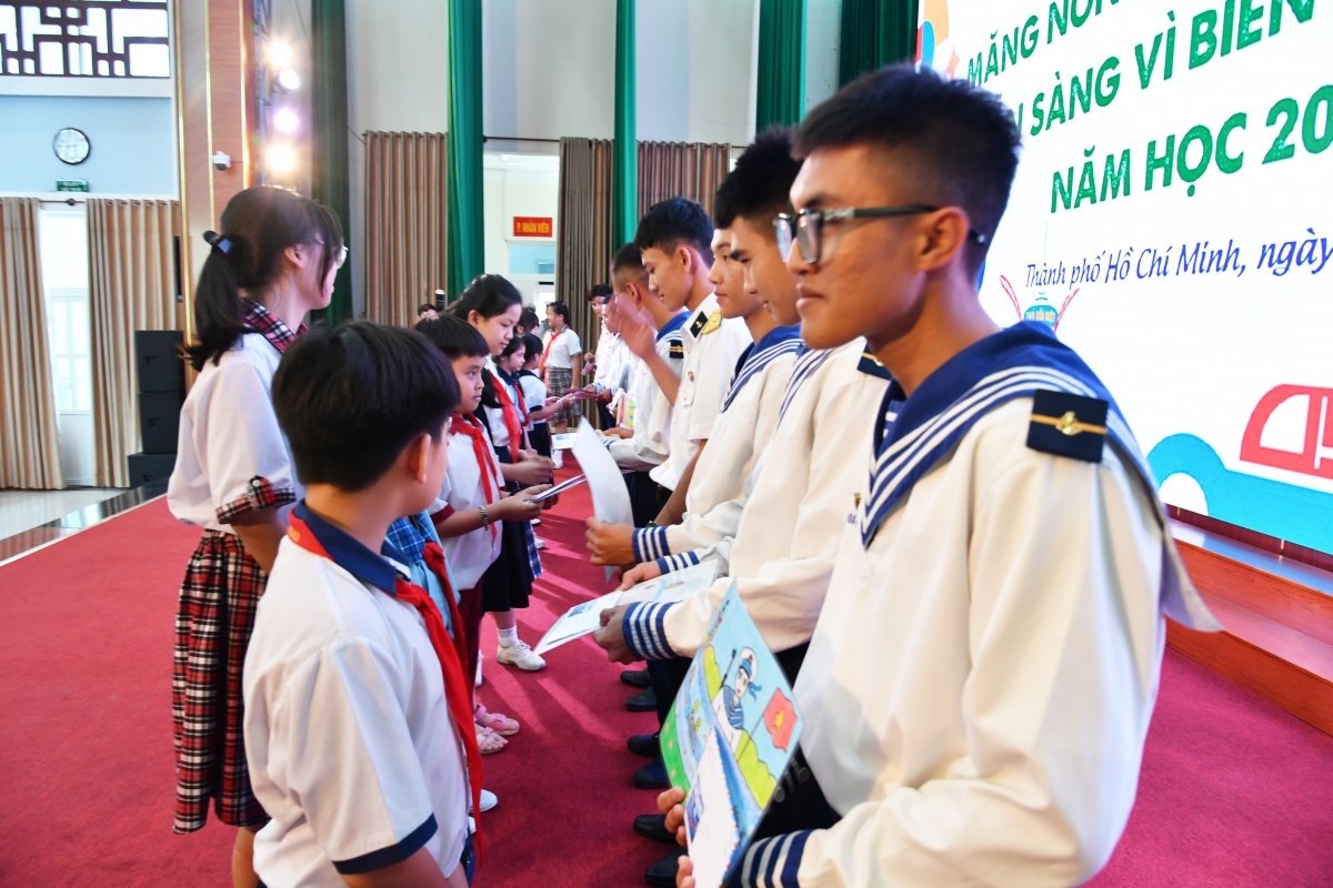 Các bạn đội viên tặng thư, tranh cho cán bộ, chiến sĩ Lữ đoàn