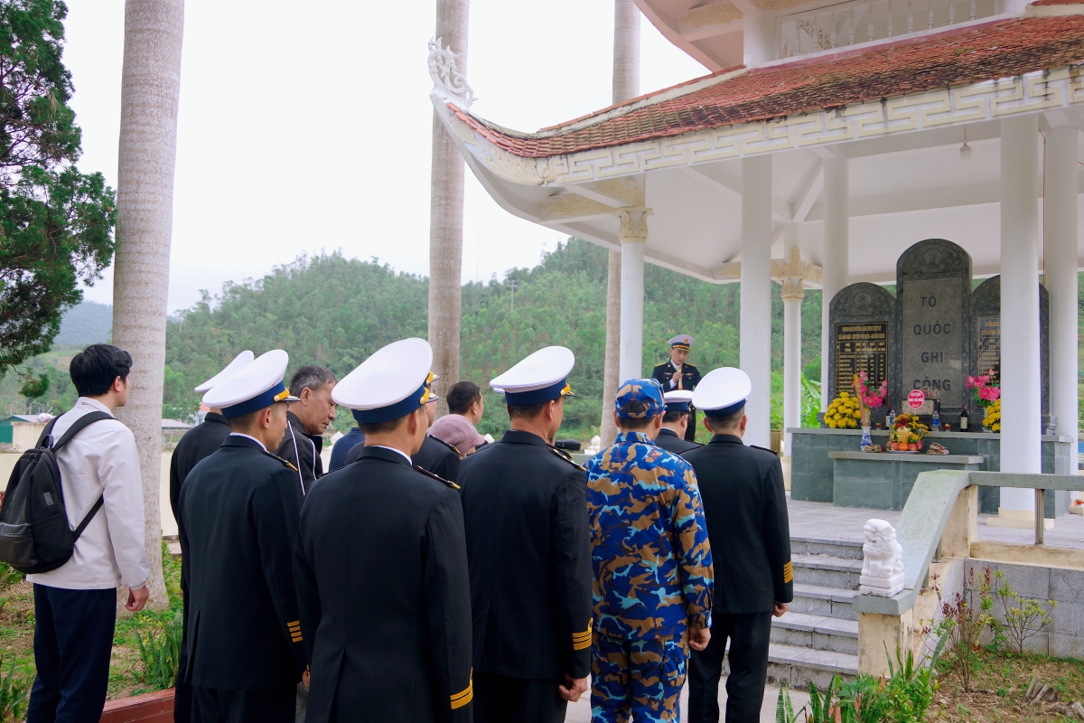 Đoàn công tác thắp hương tri ân các Anh hùng liệt sĩ tại đảo Trà Bản