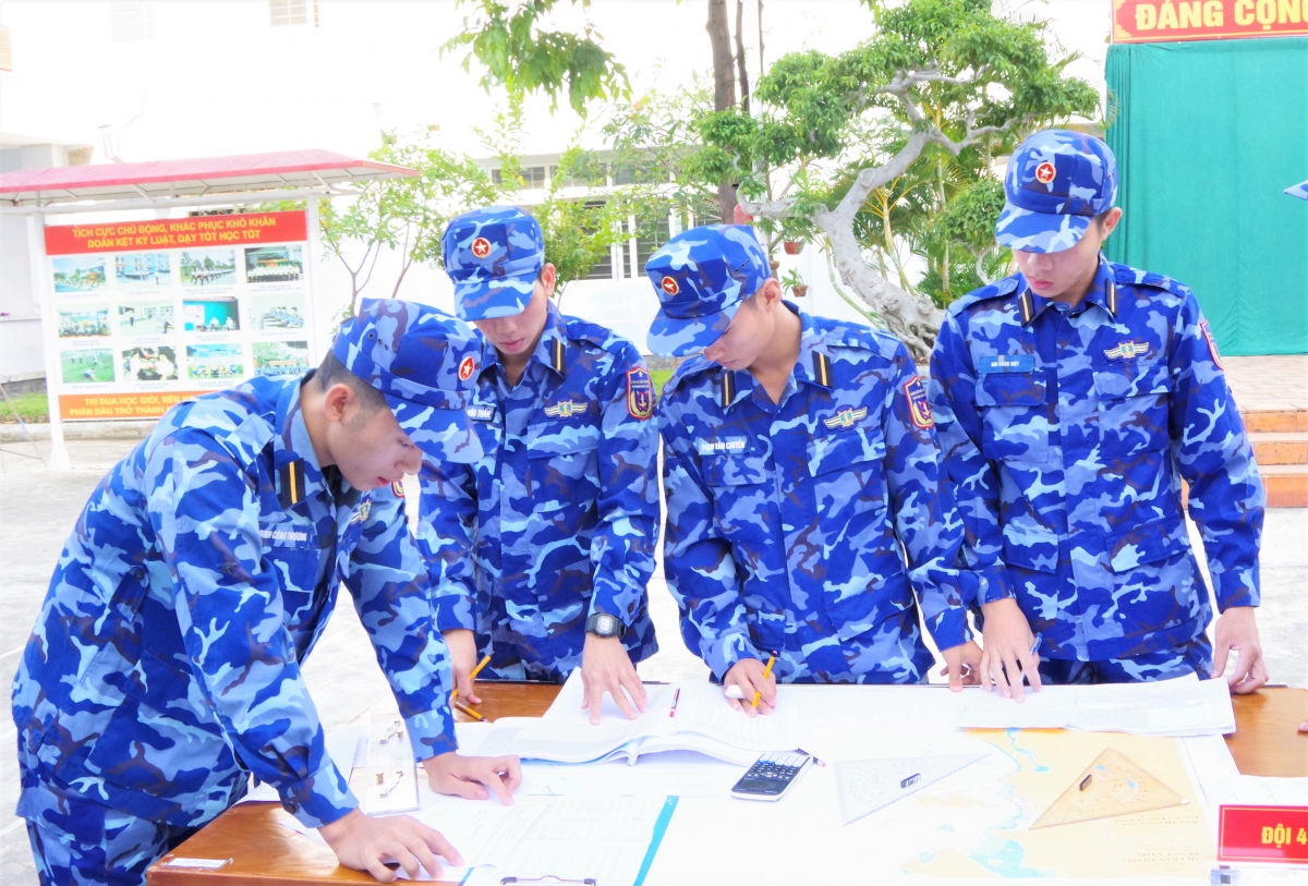 Đội thi Lớp Cảnh sát biển tác nghiệp trên hải đồ