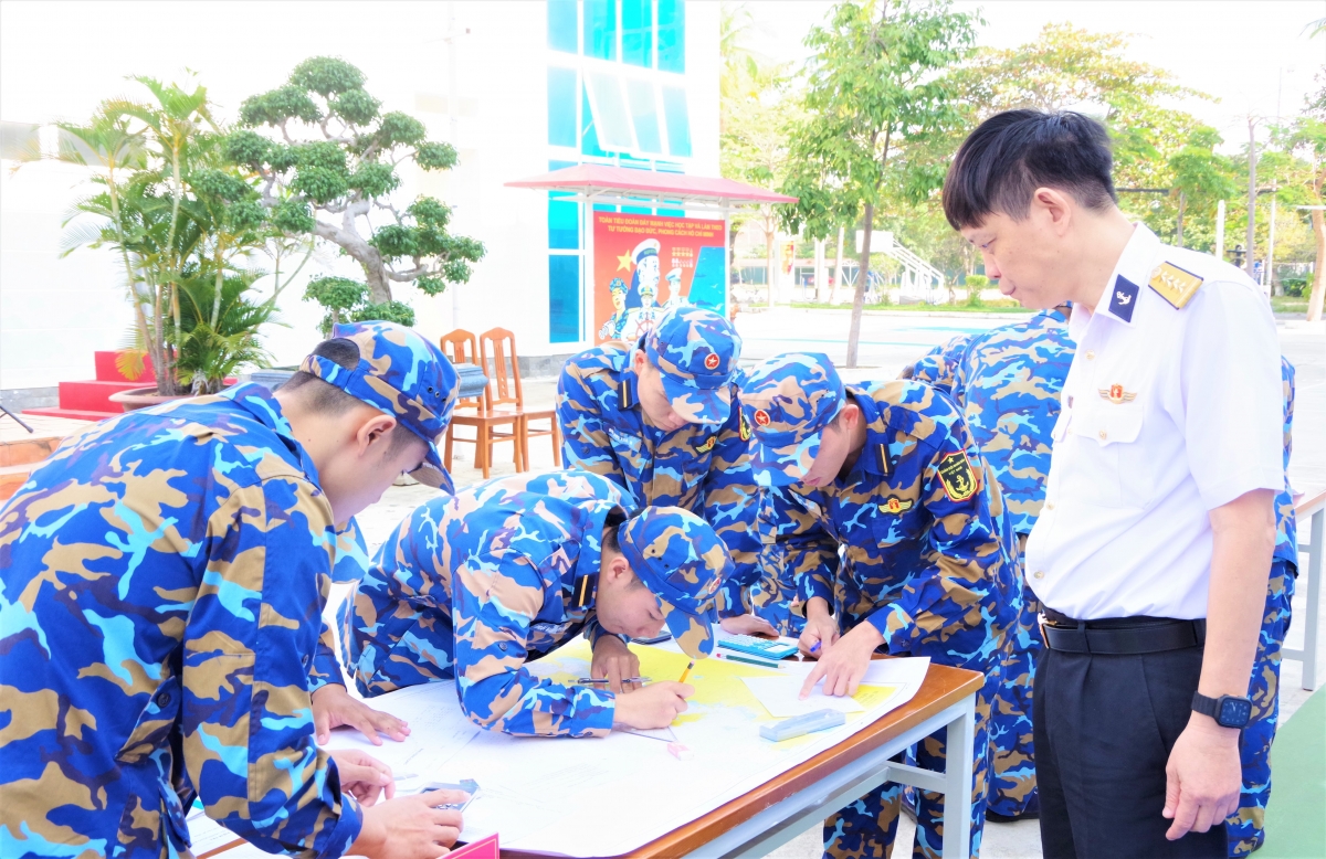 Học viên tác nghiệp trên hải đồ tại hội thao chuyên ngành Hàng hải